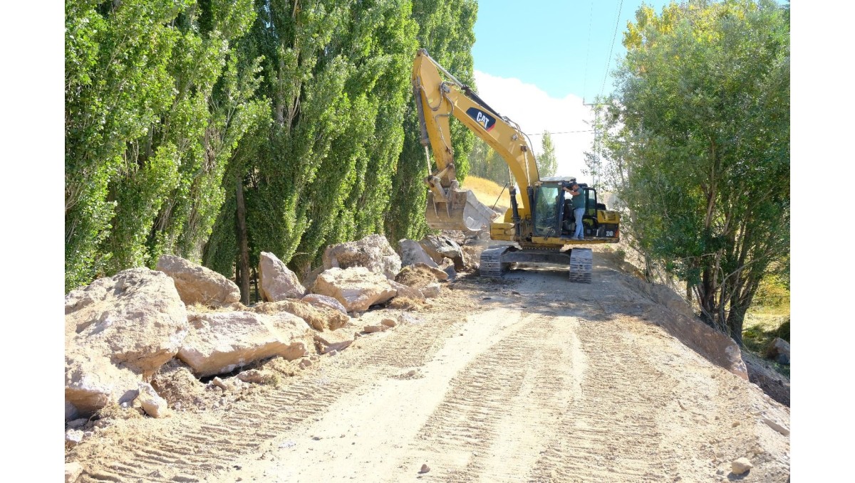 Akçaören yolunda altyapı güçlendirme çalışmaları sürüyor
