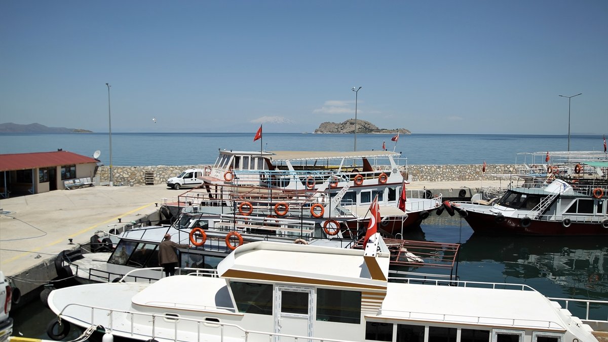 Akdamar Adası eşsiz güzelliğiyle ziyaretçilerini bekliyor