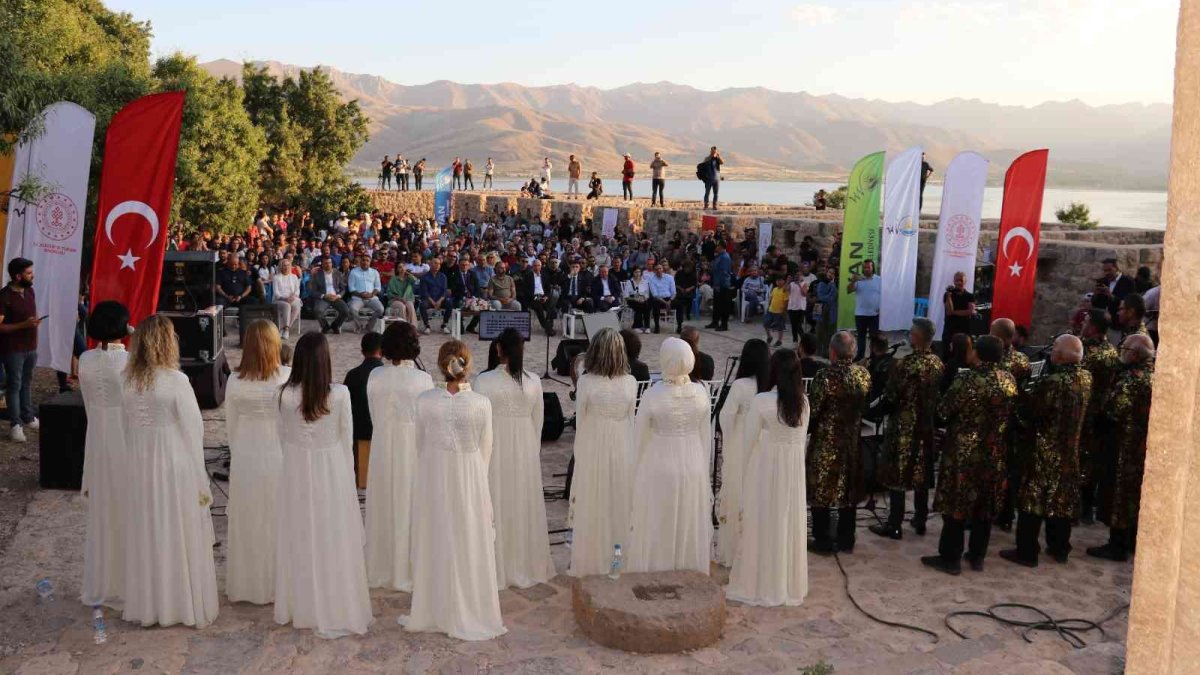 Akdamar Adası'nda çok dilli konser