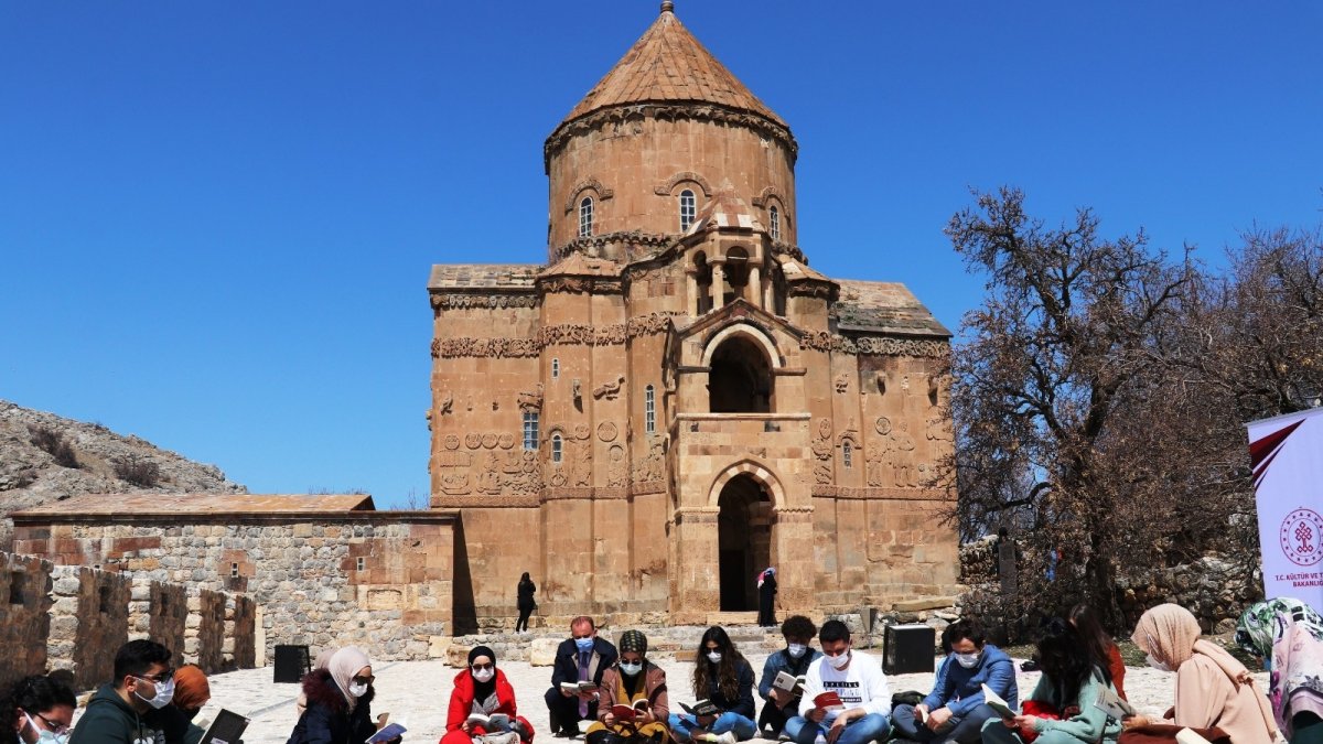 Akdamar Adası'nda kitap okuma etkinliği