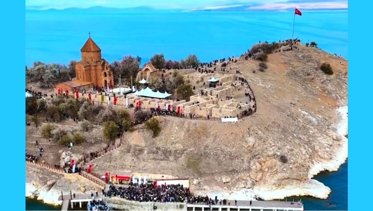 Akdamar Adası'nı 2 günde 30 bin kişi ziyaret etti