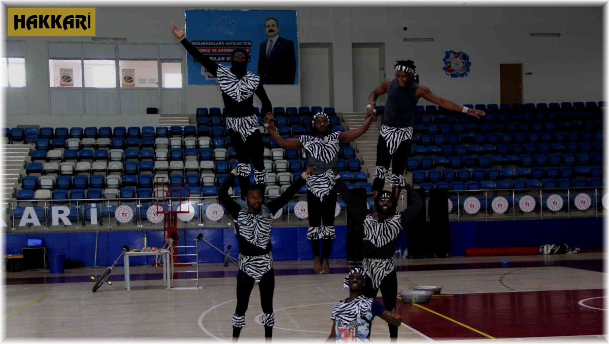 Akdeniz Dünya Sirki Hakkari'de gösteri yaptı