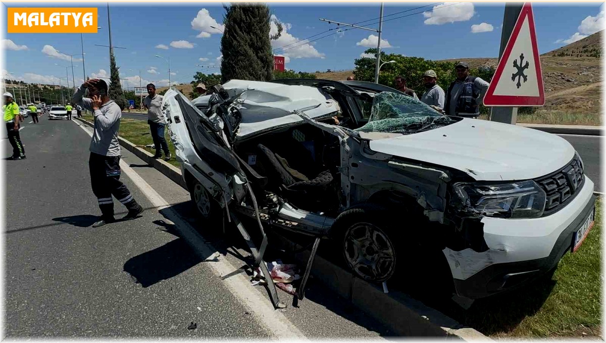 AKSA Fırat Elektrik Dağıtım Şirketine ait hafif ticari araç kontrolden çıkarak tırın altına girdi: 2 yaralı
