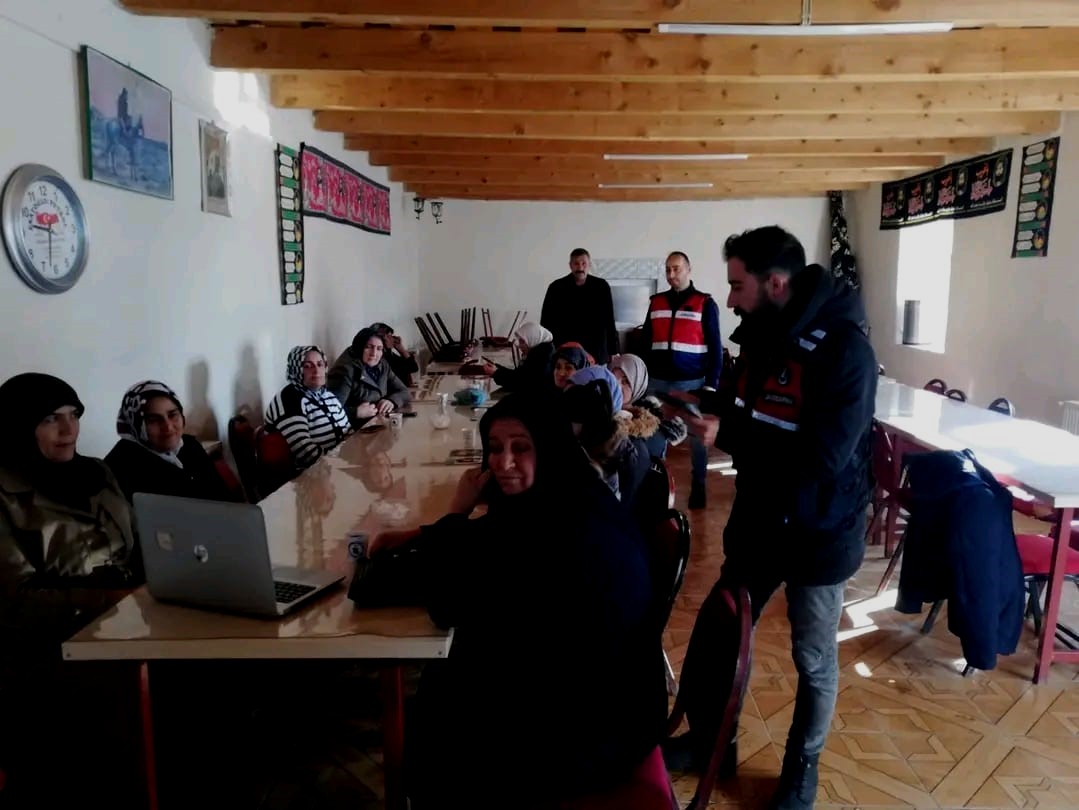 Akyaka'da "En İyi Narkotik Polisi Anne" Projesi annelere anlatıldı