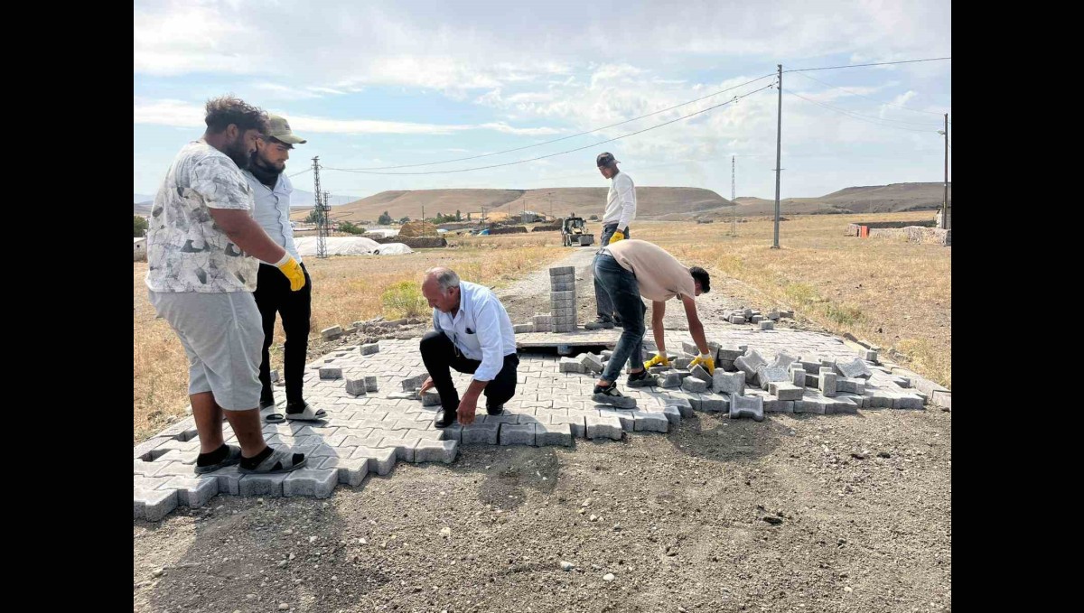 Akyaka'da köy içi yollar kilit parke taş döşeniyor