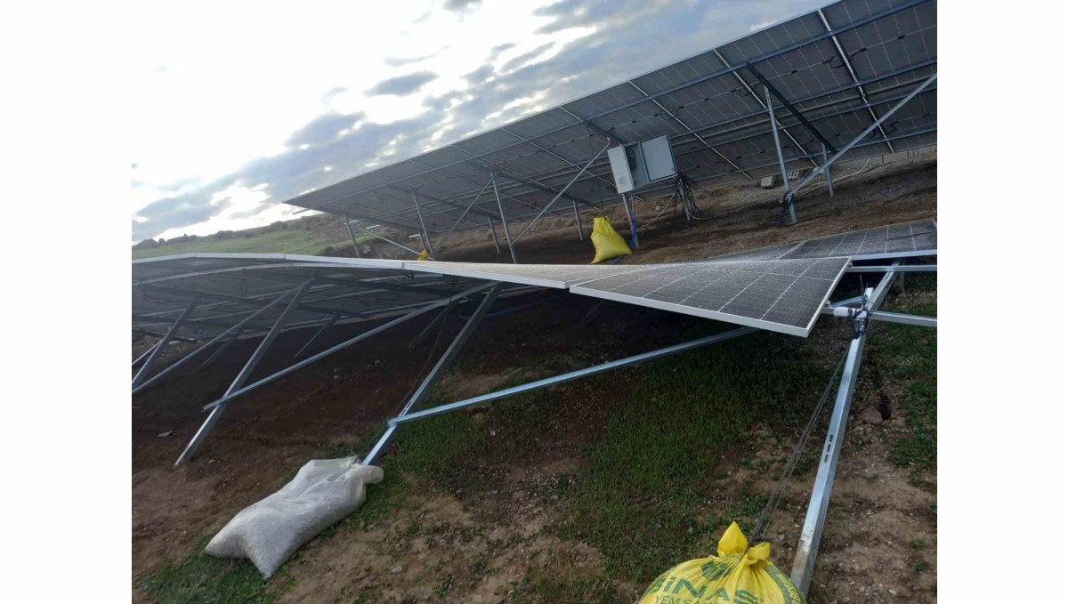 Akyaka'da rüzgar ısı sitemlerini uçurdu