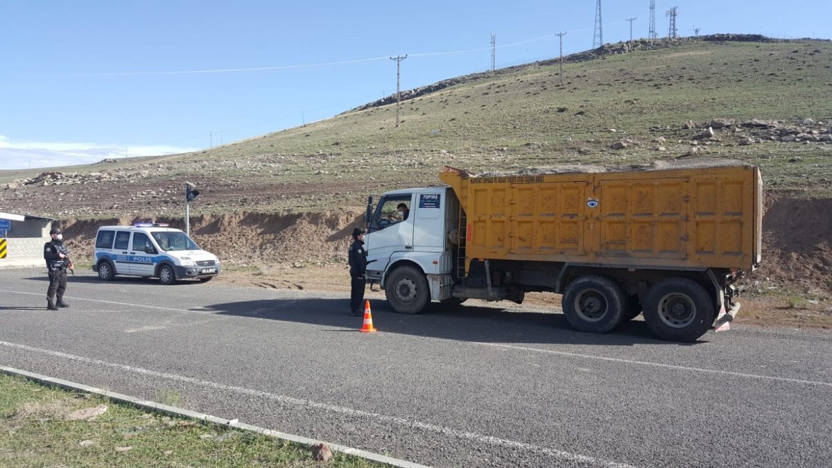 Akyaka'da 'tam kapanma' denetimleri sürüyor
