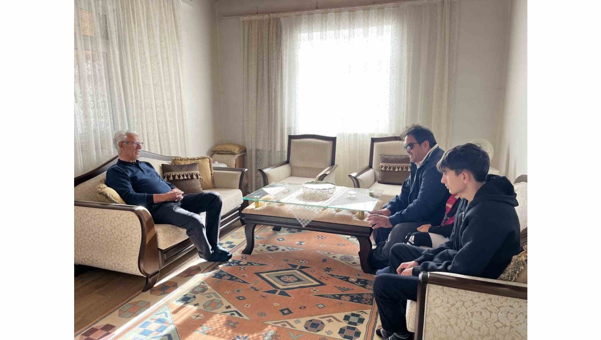 Akyaka'da vefalı öğrenci her yıl öğretmenin elini öperek, öğretmenler günü kutluyor