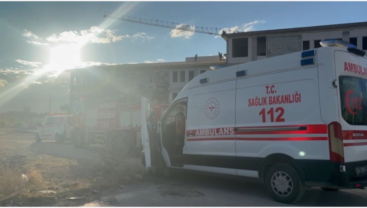 Alacaklarını alamayan işçiler çatıya çıktı