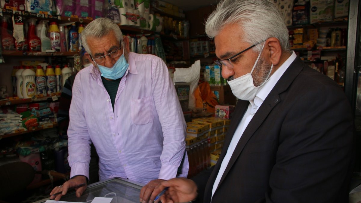 Alan ile veren el birbirini görmüyor, 54 yaşında 'zimem defteri' geleneğini sürdürüyor