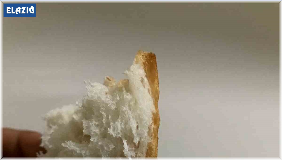 Aldıkları ekmeğin içerisinden naylon ip çıktı