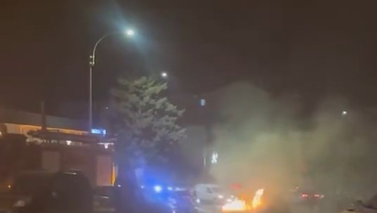 Alev alan aracı itfaiye ekipleri söndürdü