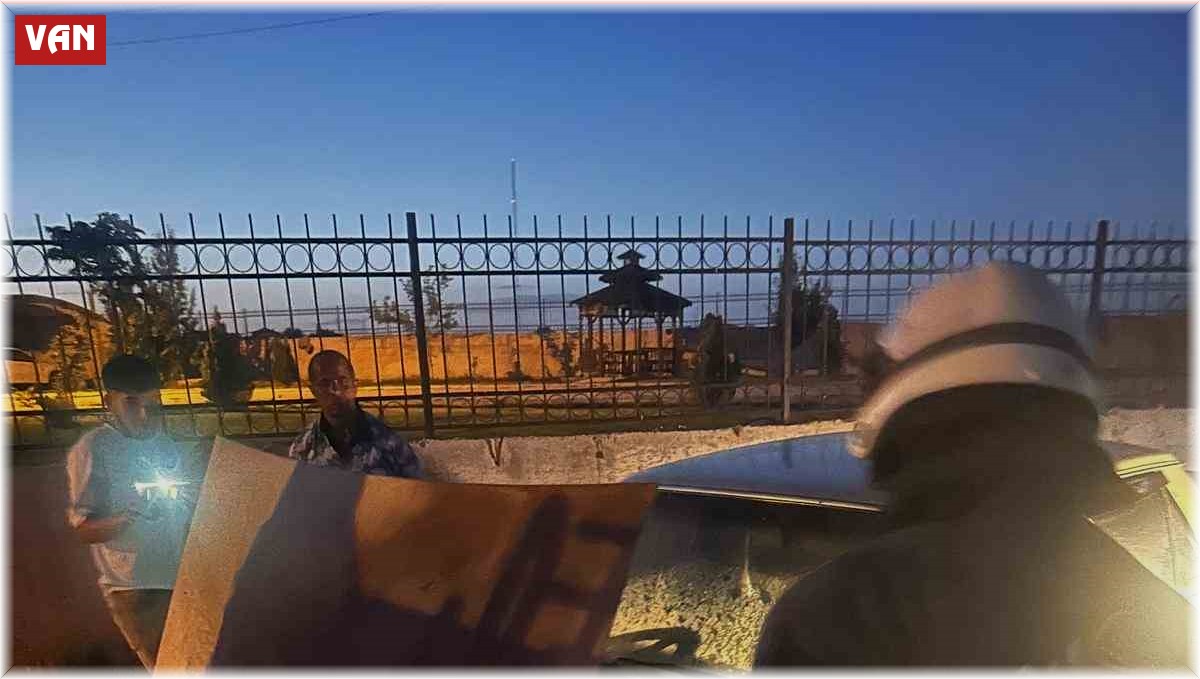 Alev alan otomobili itfaiye ekipleri söndürdü