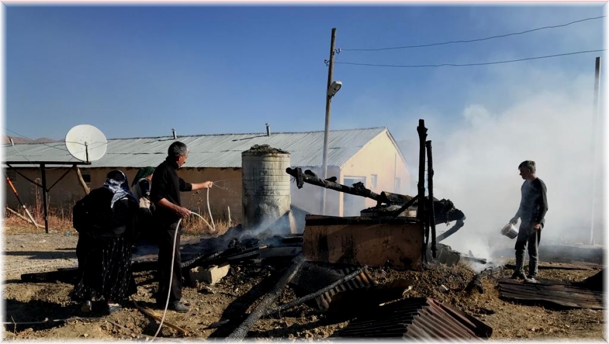 Alev alan tandır evi küle döndü