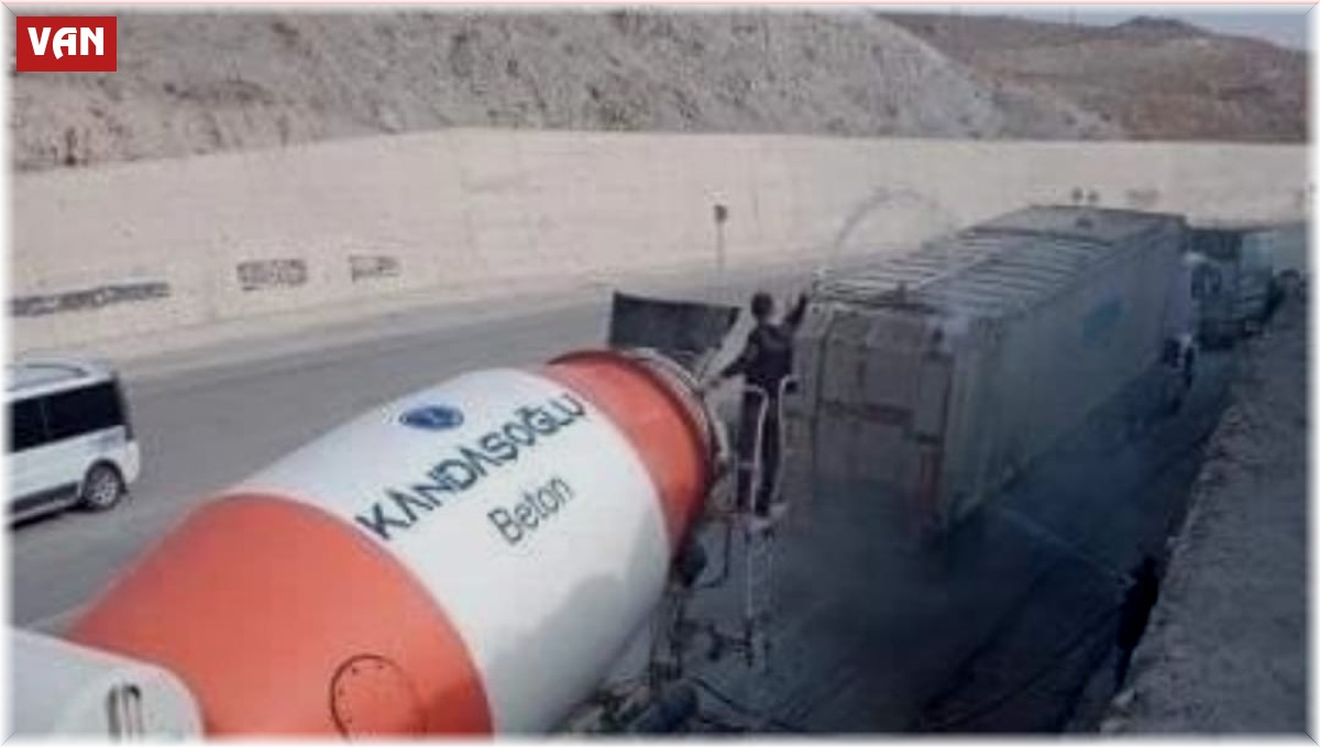 Alev alan tırın imdadına beton mikseri yetişti