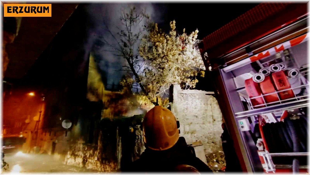 Alevler 2 katlı metruk binayı kül etti, büyükbaş hayvan sahipleri çatıda 3 saat nöbet tuttu