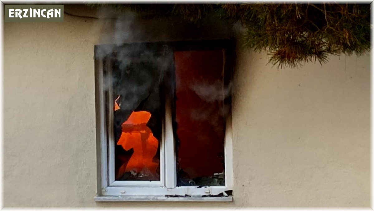 Alevler içinde kalan ev kullanılamaz hale geldi