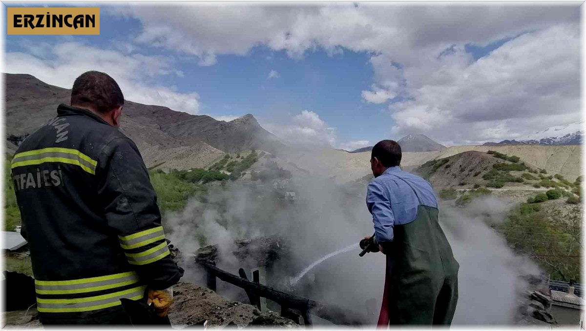 Alevler içinde kalan odunluk kullanılamaz hale geldi