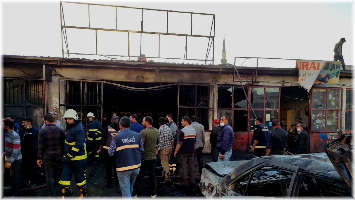 Alevlere teslim olan iş yeri ve otomobil kullanılamaz hale geldi