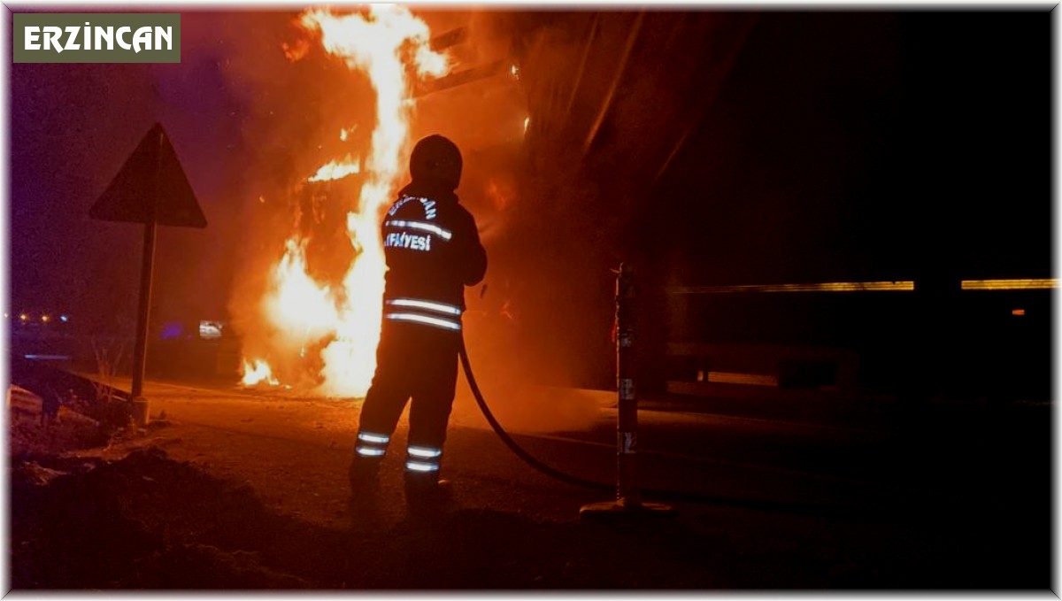 Alevlere teslim olan tır itfaiye ekiplerince söndürüldü