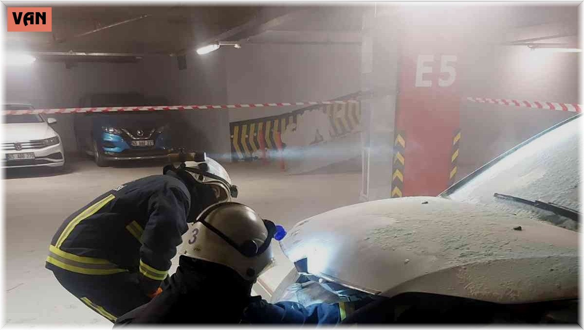 Alışveriş merkezinin otoparkında korkutan yangın