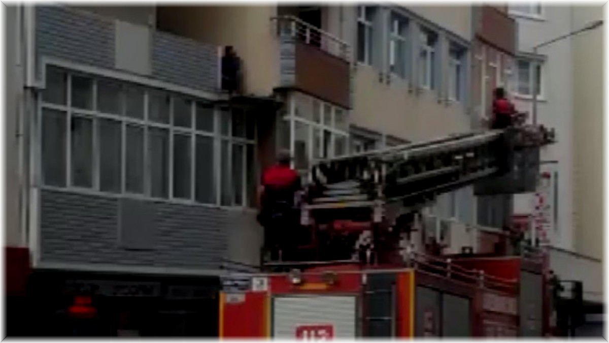 Alkol alıp intihar için binanın ikinci katına çıkan vatandaşı itfaiye erleri ikna etti