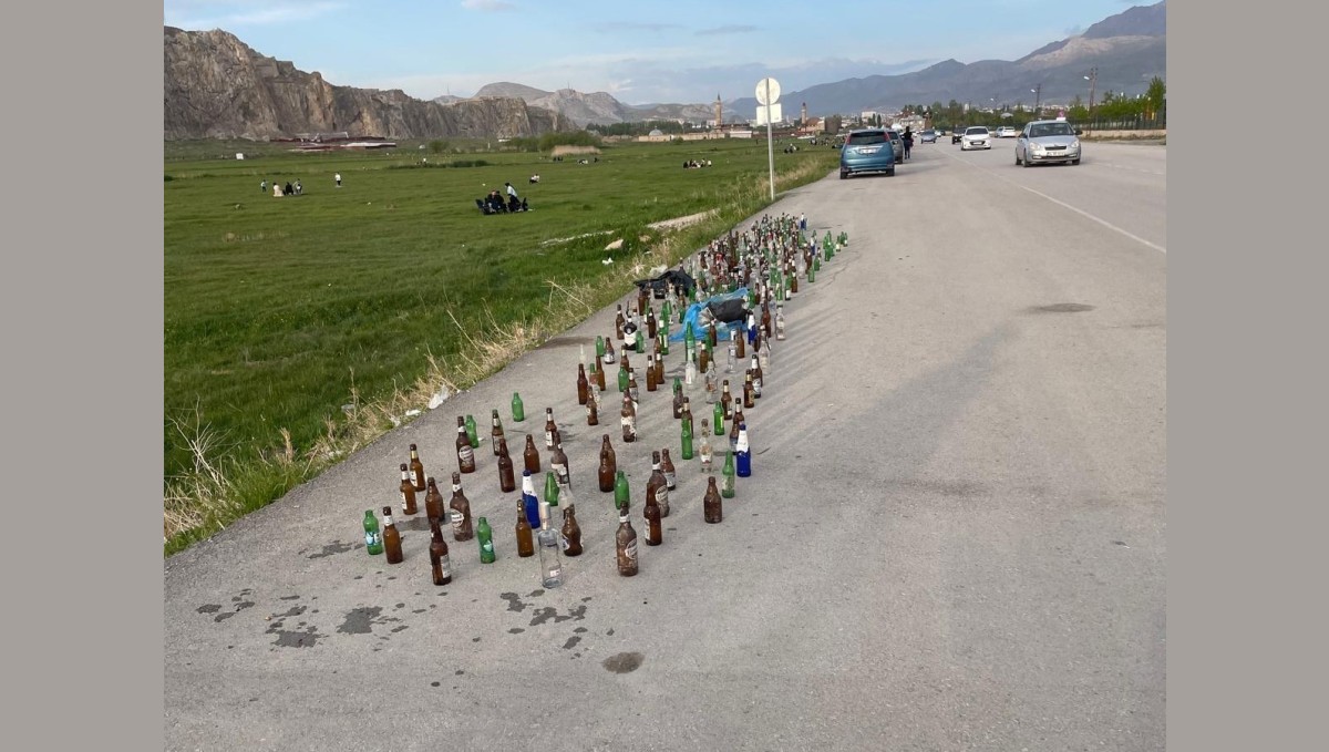 Alkol şişeleri tarihi gölgede bıraktı: Şişelerin rastgele atılmasına tepki
