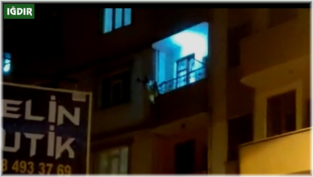 Alkollü şahıs balkona çıkıp intihara kalkıştı