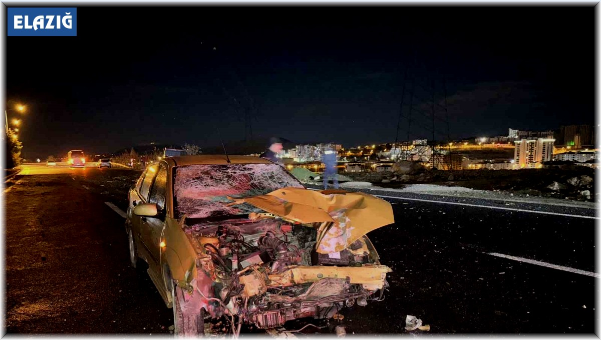 Alkollü sürücü aydınlatma direklerine çarptı: Araç pert oldu, sürücünün burnu bile kanamadı