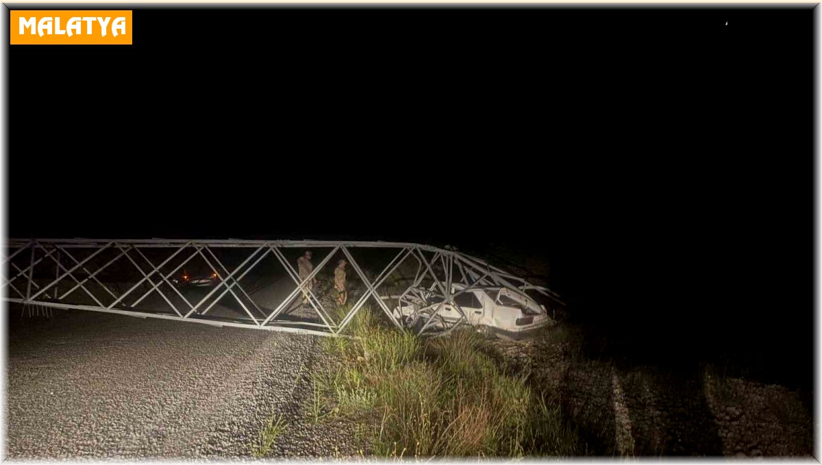 Alkollü sürücü çarptığı aydınlatma direğini yerinden söktü: 1 yaralı