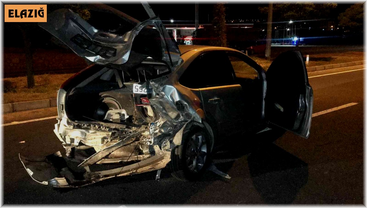 Alkollü sürücü seyir halindeki araca çarpıp kaçtı: 4 yaralı