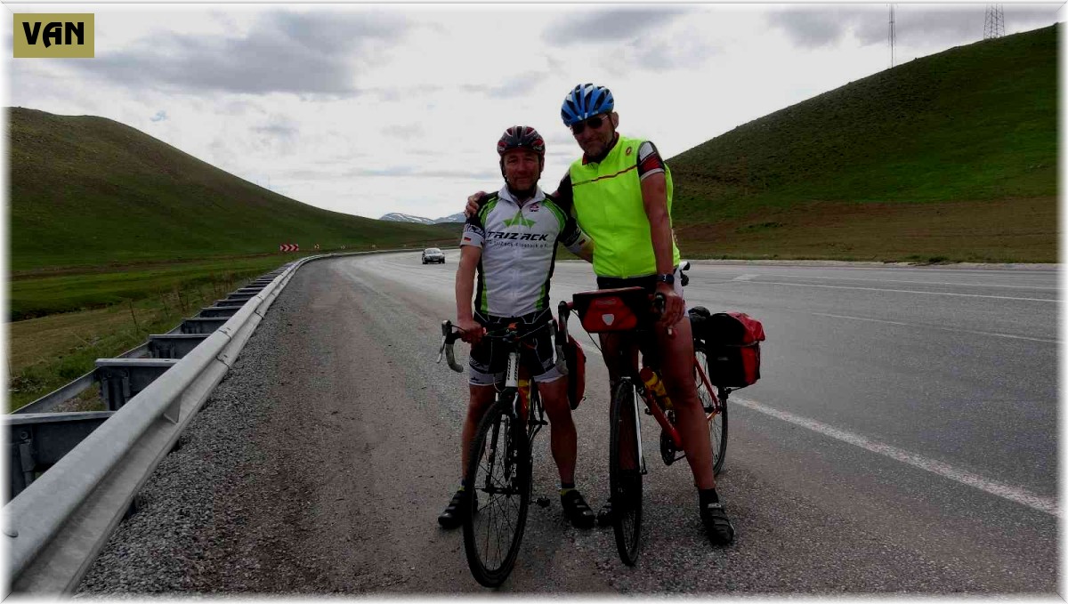 Alman iki kardeş Ukrayna için bisikletle Van'a geldi