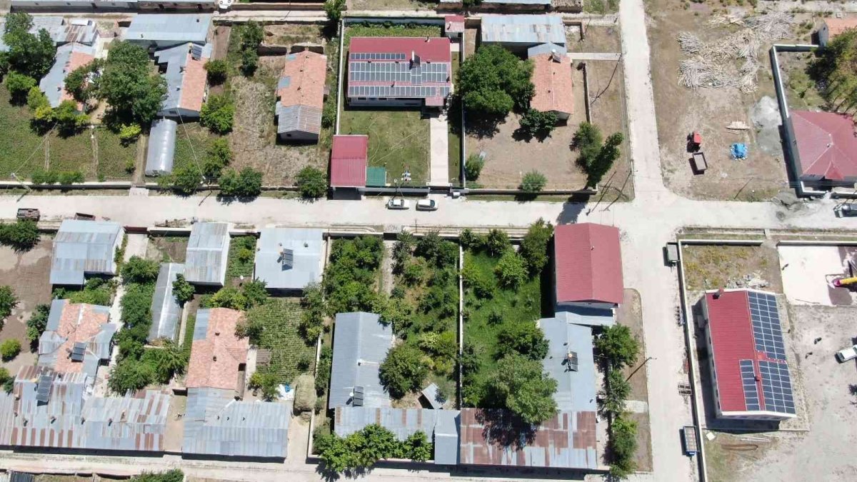 Almanya'dan döndü, evine ve camiye GES kurdu