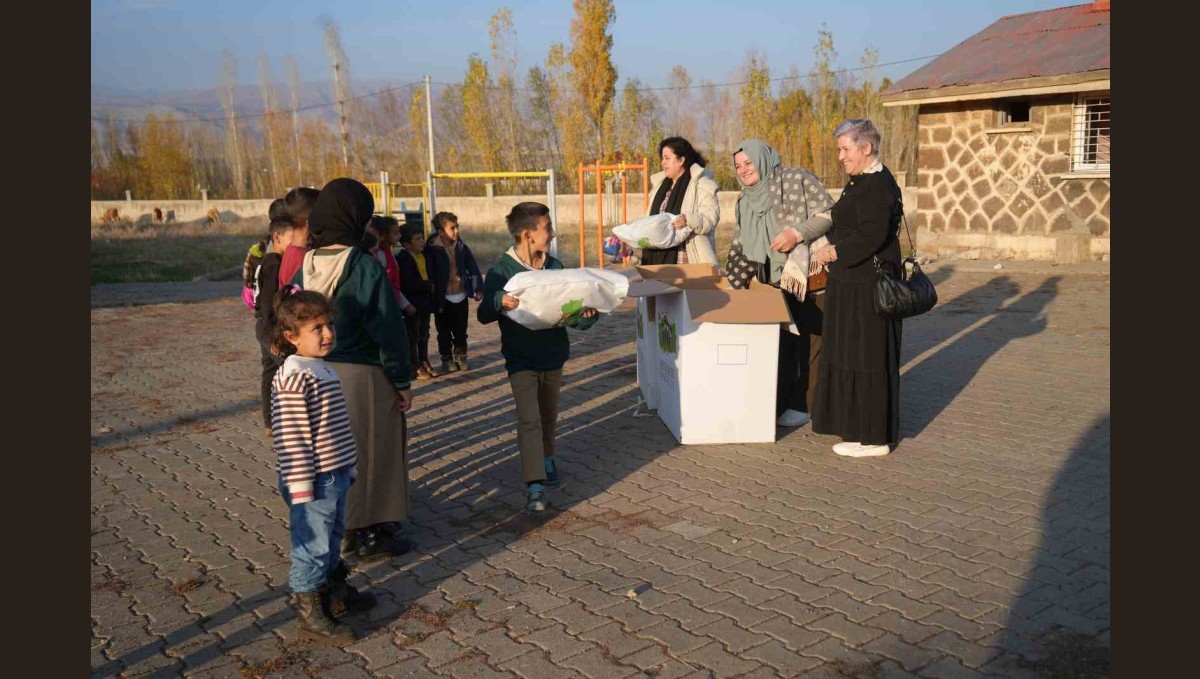 Almanya'dan Muş'a gönülleri ısıtan yardım: Bin çocuğa kışlık yardım
