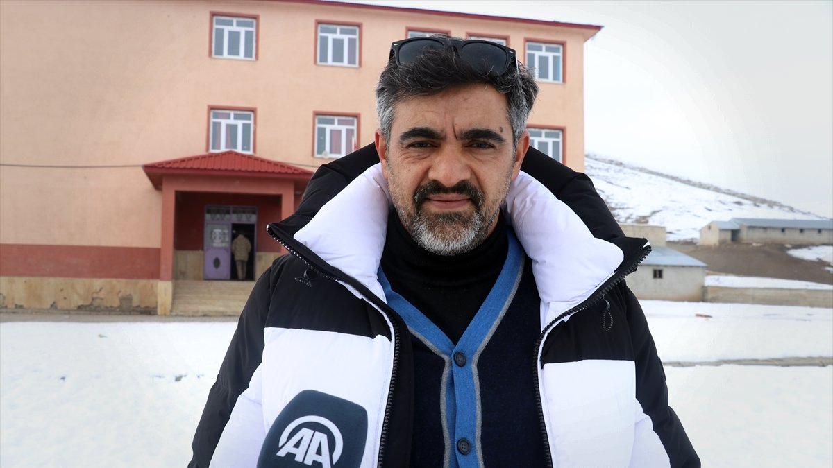 Almanya ve İngiltere’den Ağrı’ya geldiler: Köy çocukları için yaptıkları yardım dikkat çekti