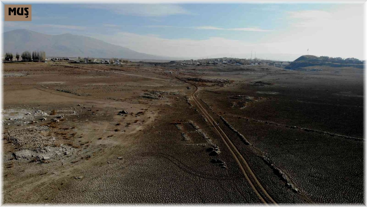 Alparslan-1 Barajı'nın suyu çekilince mezarlık ve yapılar ortaya çıktı