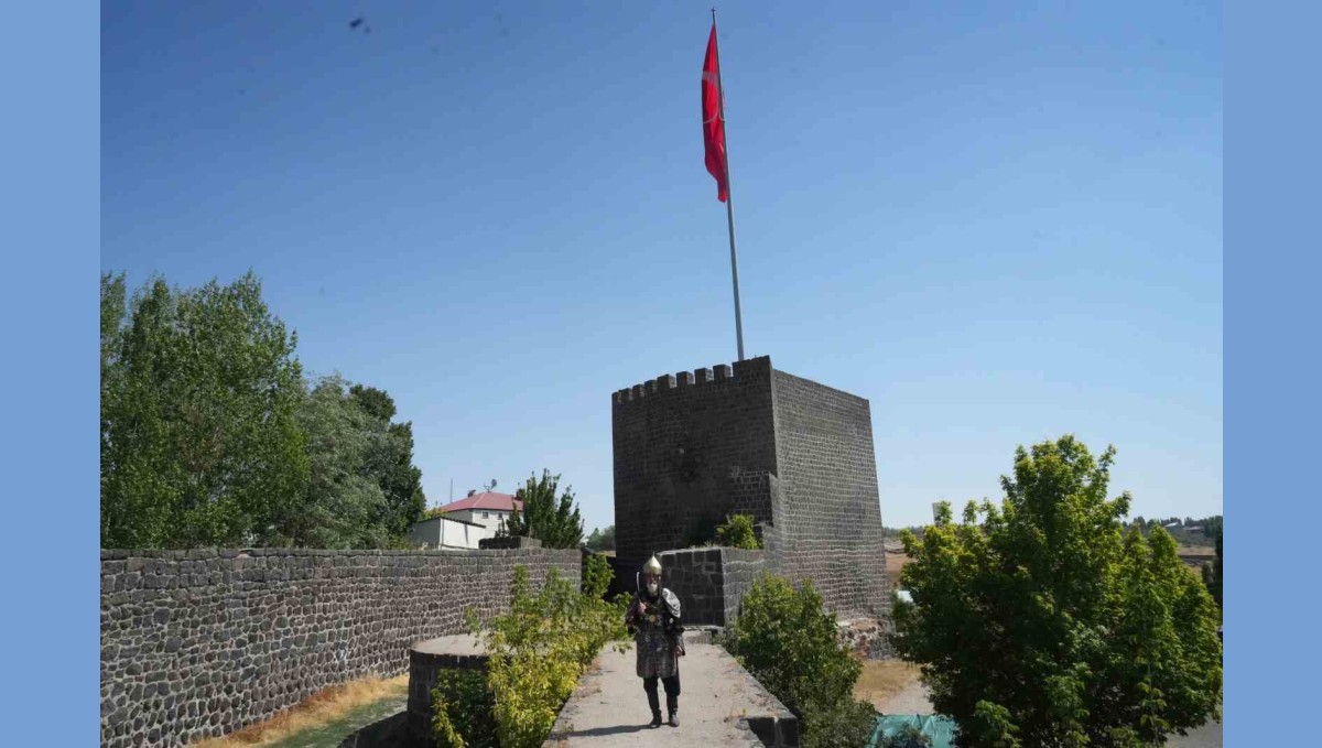 Alparslan kıyafeti ile Malazgirt'i gezen Hasan Keskin, "Malazgirtli çocuklar bana Alparslan dede diye sesleniyor"