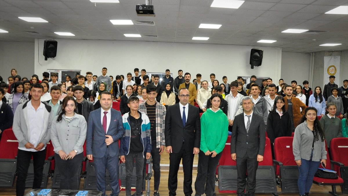 Altunhisar Kaymakamı Kılıç, memleketi Çukurca'da öğrencilerle buluştu