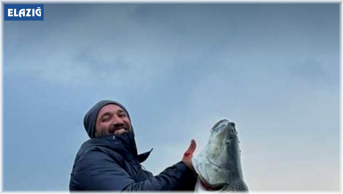 Amatör balıkçı, oltayla 1.16 metre uzunluğunda turna balığı tuttu