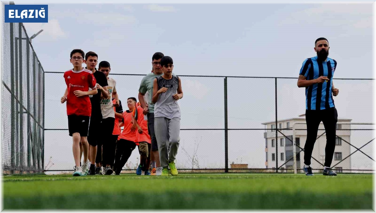 Amatör futbolcu, çocuklara kitap okuma tutkusunu futbolla aşılıyor