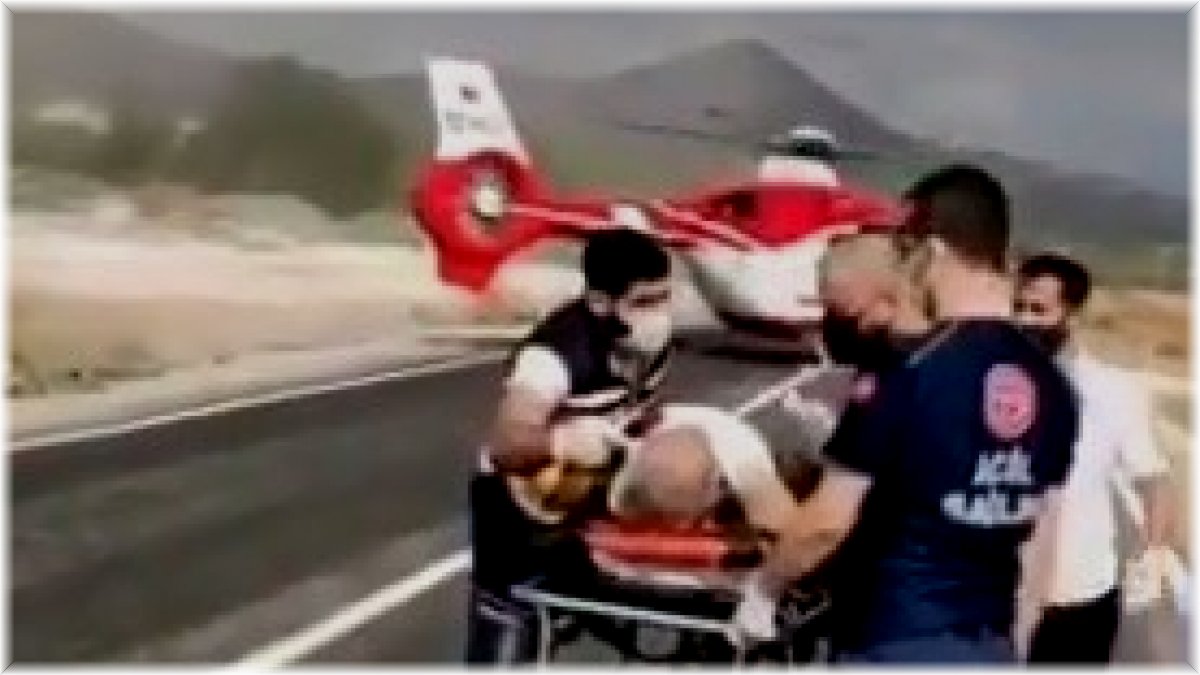 Ambulans helikopter kara yoluna indi