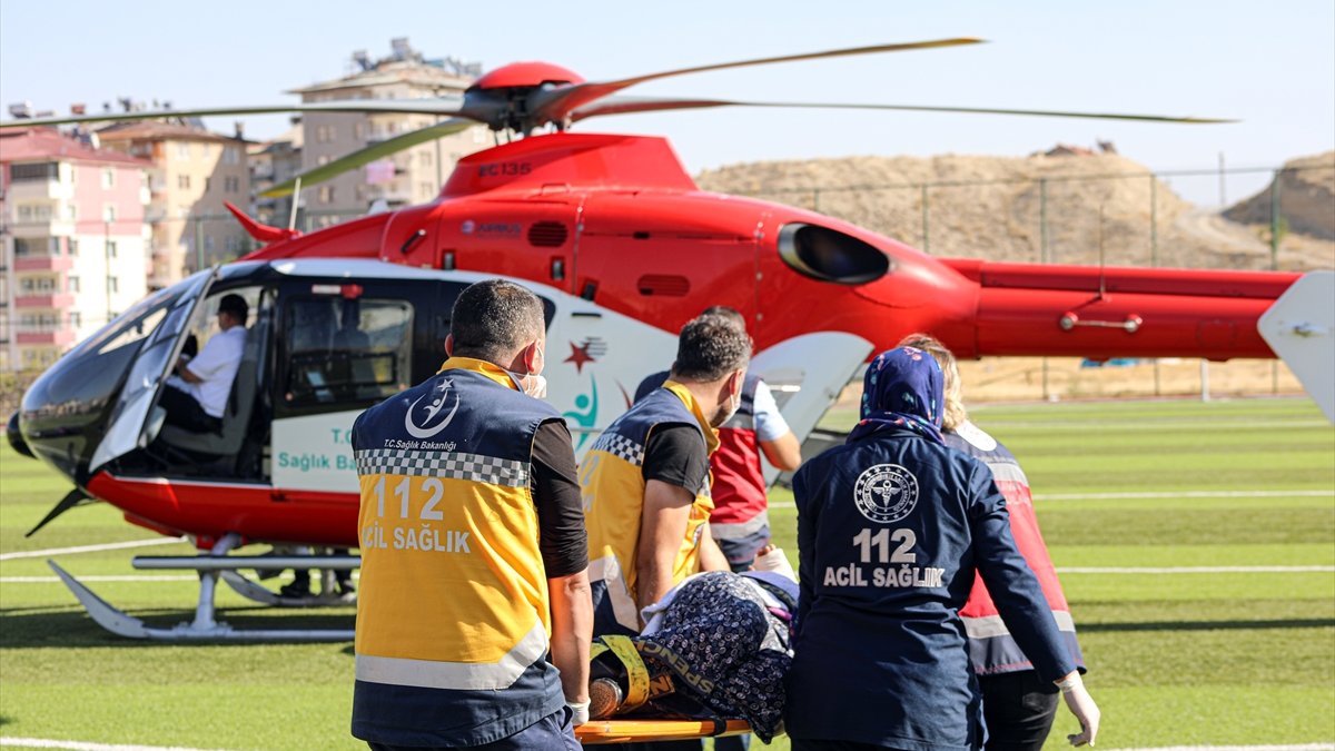 Ambulans helikopter merdivenden düşen kadın için havalandı
