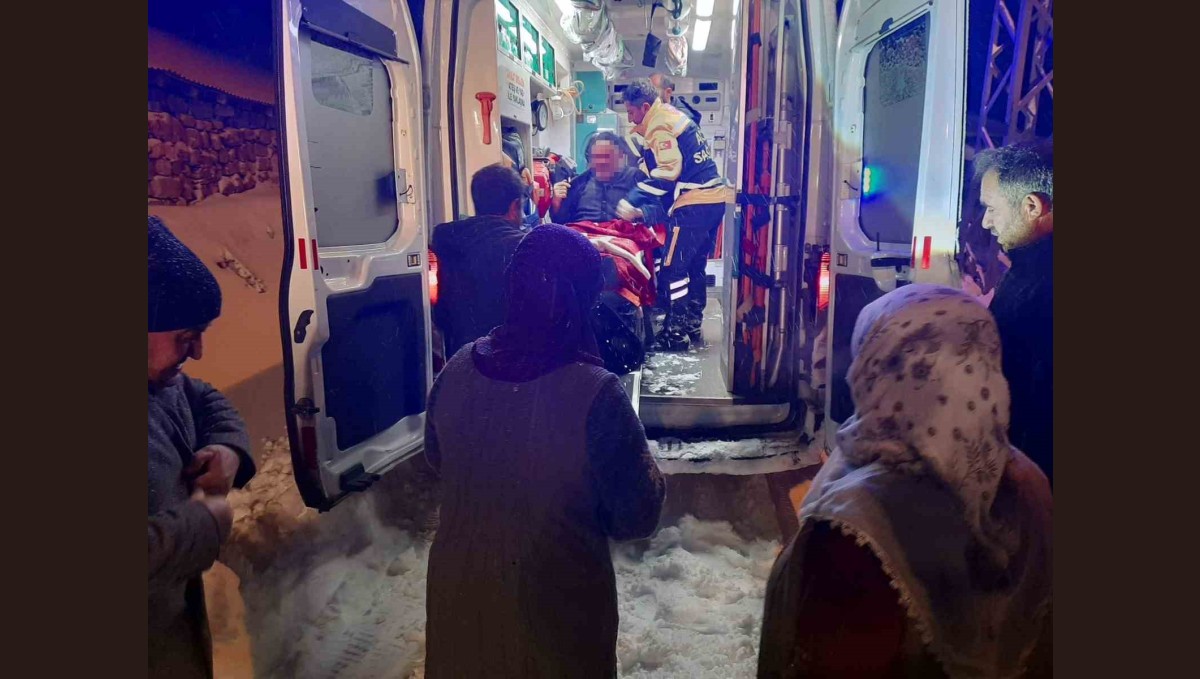 Ambulans karda mahsur kaldı: 71 yaşındaki hasta için yol yeniden açıldı