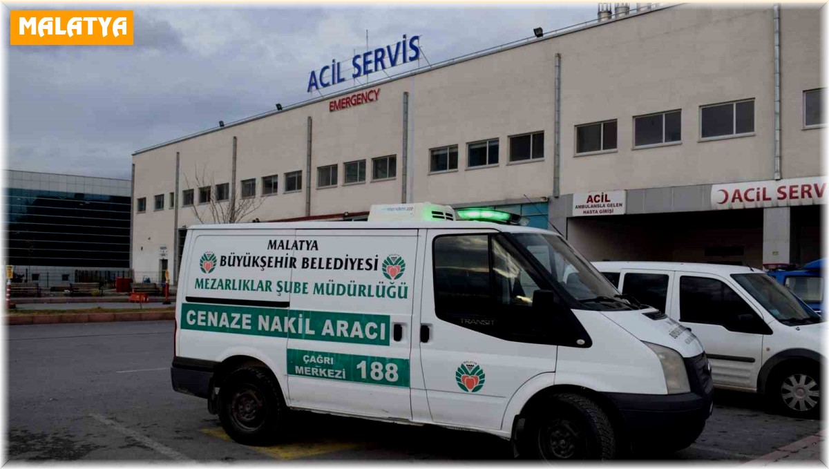 Ambulansın çarptığı kadın öldü