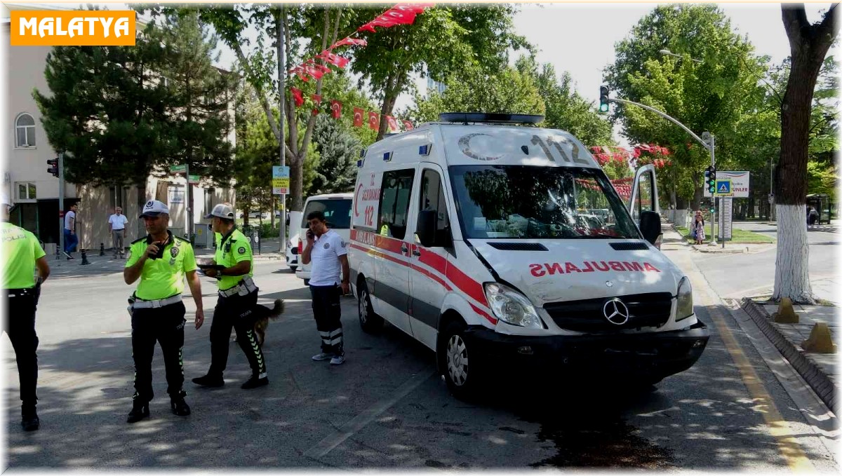 Ambulansla otomobil çarpıştı: 1 yaralı