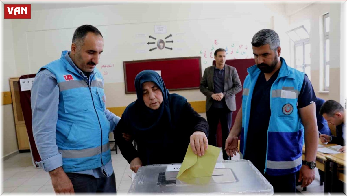 Ambulansla taşınan hastalar sandık başına gitti