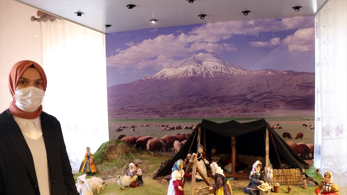 Anadolu kadınının asırlık giyim geleneğini kitre bebeklerle geleceğe taşıyor