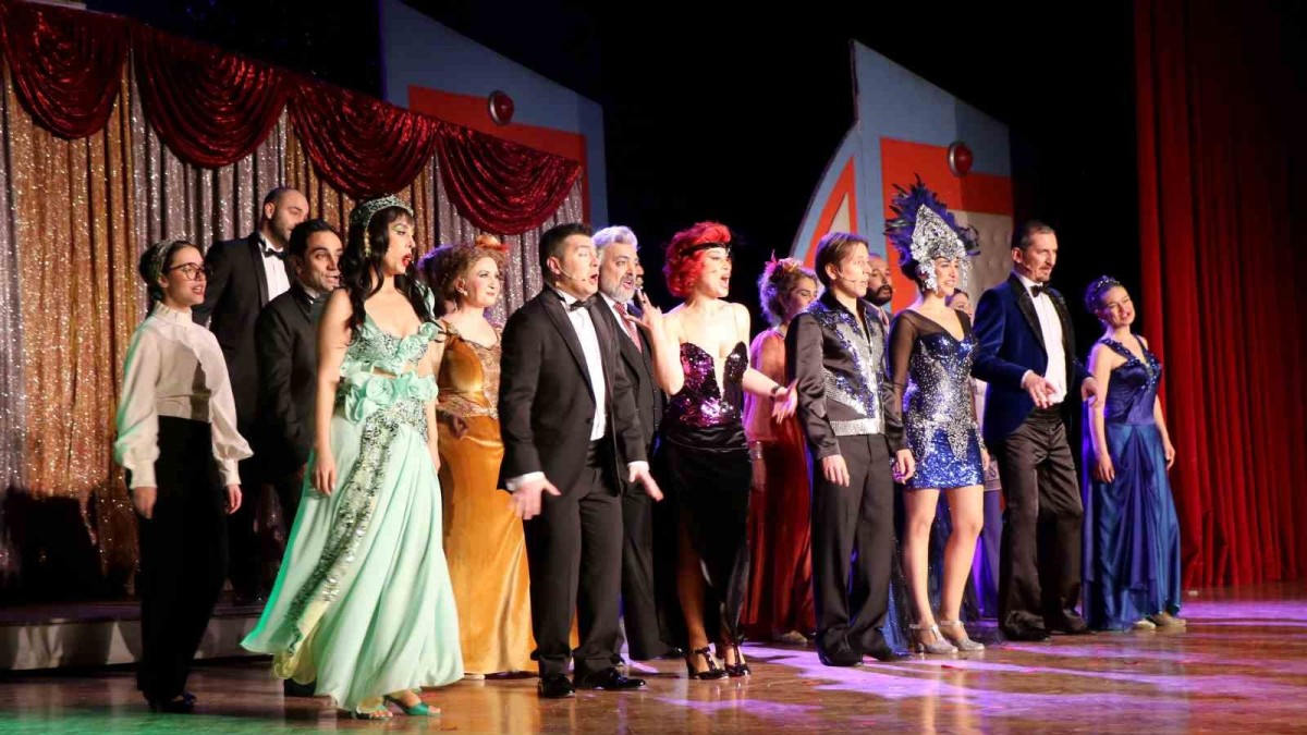 Anadolu Opera ve Bale Festivali kapsamında Erzincan'da "Hisseli Harikalar Kumpanyası" müzikali sahnelendi