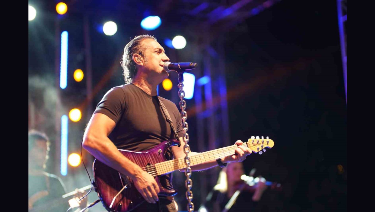 Anadolu rock müziğinin sevilen ismi Kıraç, Erzincan'da konser verdi