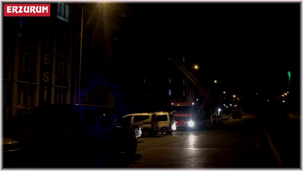 Anahtarı evde unutan çift, itfaiyeden yardım istedi